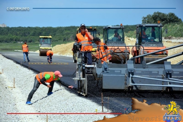 Строители уложили первый асфальт на километровом участке трассы Дубки – Левадки под Симферополем (ФОТО, ВИДЕО) - «Культура Крыма»