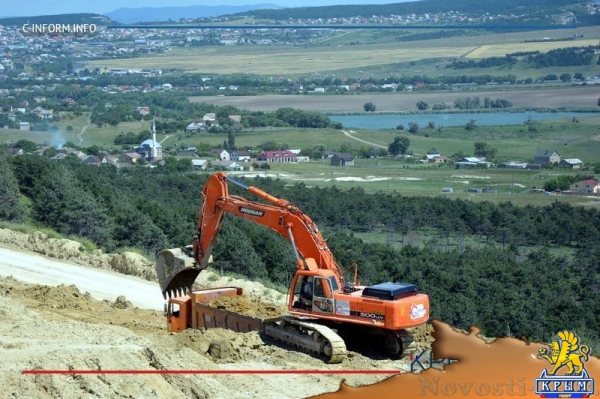 Строители уложили первый асфальт на километровом участке трассы Дубки – Левадки под Симферополем (ФОТО, ВИДЕО) - «Культура Крыма»
