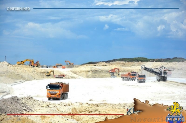 Строители уложили первый асфальт на километровом участке трассы Дубки – Левадки под Симферополем (ФОТО, ВИДЕО) - «Культура Крыма»