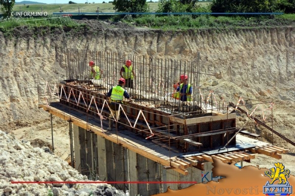 Строители уложили первый асфальт на километровом участке трассы Дубки – Левадки под Симферополем (ФОТО, ВИДЕО) - «Культура Крыма»
