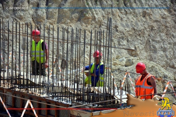 Строители уложили первый асфальт на километровом участке трассы Дубки – Левадки под Симферополем (ФОТО, ВИДЕО) - «Культура Крыма»