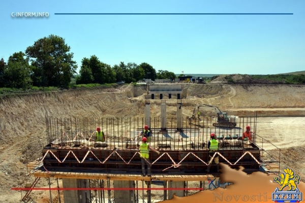 Строители уложили первый асфальт на километровом участке трассы Дубки – Левадки под Симферополем (ФОТО, ВИДЕО) - «Культура Крыма»