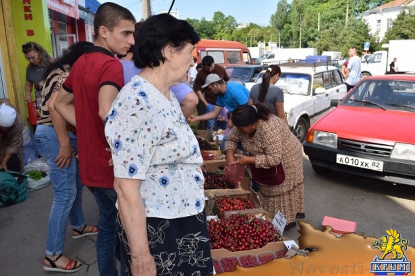 Стихийщики заняли предоставленные властями Симферополя 50 мест на Центральном рынке (ФОТО) - «Культура Крыма»