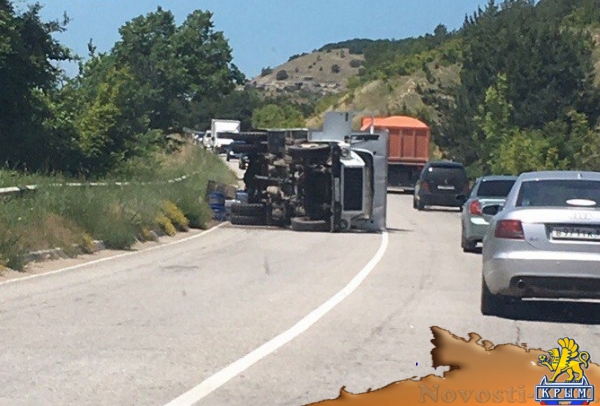 На трассе Симферополь-Севастополь "прилег" грузовик с пивом (ФОТО)  - «Происшествия» На трассе Симферополь-Севастополь "прилег" грузовик с пивом (ФОТО)  - «Происшествия»