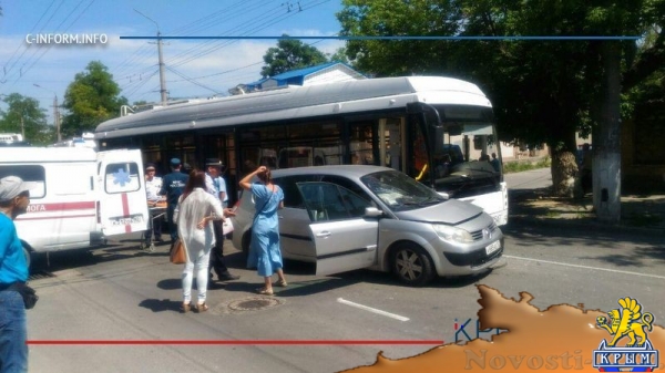 Пассажир троллейбуса получила травмы в ДТП на улице Симферополя (ФОТО) - «Возвращение в Россию» Пассажир троллейбуса получила травмы в ДТП на улице Симферополя (ФОТО) - «Возвращение в Россию»