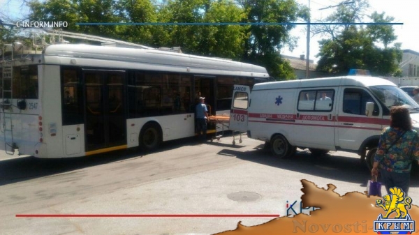 Пассажир троллейбуса получила травмы в ДТП на улице Симферополя (ФОТО) - «Возвращение в Россию» Пассажир троллейбуса получила травмы в ДТП на улице Симферополя (ФОТО) - «Возвращение в Россию»