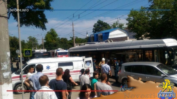 Пассажир троллейбуса получила травмы в ДТП на улице Симферополя (ФОТО) - «Возвращение в Россию» Пассажир троллейбуса получила травмы в ДТП на улице Симферополя (ФОТО) - «Возвращение в Россию»