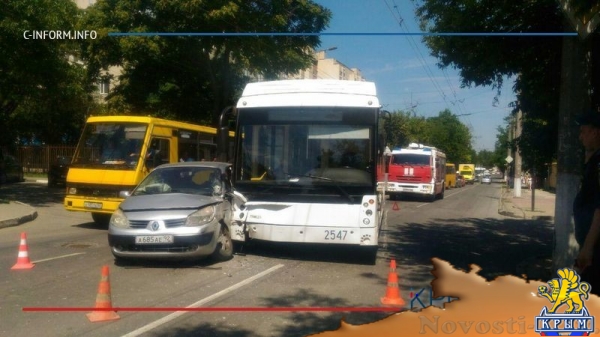 Пассажир троллейбуса получила травмы в ДТП на улице Симферополя (ФОТО) - «Возвращение в Россию» Пассажир троллейбуса получила травмы в ДТП на улице Симферополя (ФОТО) - «Возвращение в Россию»
