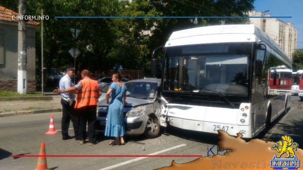 Пассажир троллейбуса получила травмы в ДТП на улице Симферополя (ФОТО) - «Возвращение в Россию» Пассажир троллейбуса получила травмы в ДТП на улице Симферополя (ФОТО) - «Возвращение в Россию»