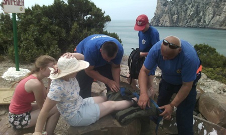 Спасатели «КРЫМ-СПАС» оказали помощь женщине в горно-лесной местности - «МЧС» Спасатели «КРЫМ-СПАС» оказали помощь женщине в горно-лесной местности - «МЧС»