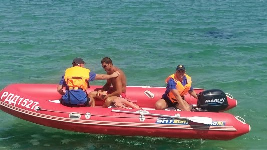 Спасатели Черноморского аварийно-спасательного отряда «КРЫМ-СПАС» отработали способы спасения пострадавшего на воде - «МЧС»