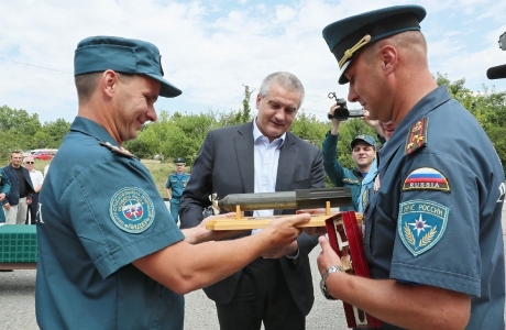 Глава Республики Крым Сергей Аксенов наградил специалистов Центра Лидер МЧС России и оценил новое техническое оснащение - «МЧС»
