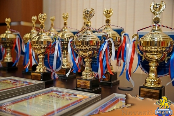 Керченских футболистов наградили медалями - «Керчь»