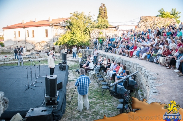 В Античном театре Херсонеса выступили Василий Лановой и Константин Фролов (ФОТОРЕПОРТАЖ) - «Общество Крыма» В Античном театре Херсонеса выступили Василий Лановой и Константин Фролов (ФОТОРЕПОРТАЖ) - «Общество Крыма»