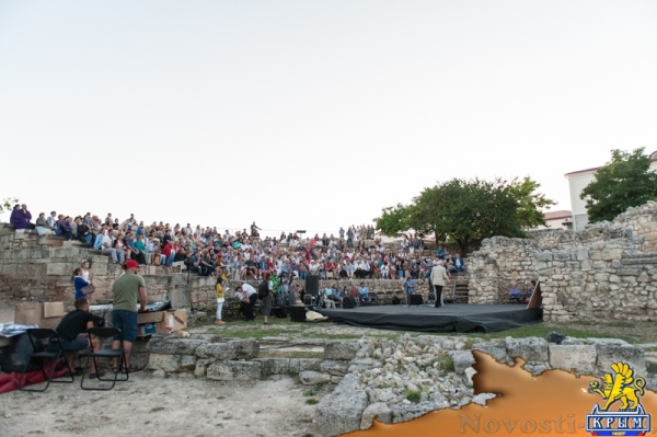 В Античном театре Херсонеса выступили Василий Лановой и Константин Фролов (ФОТОРЕПОРТАЖ) - «Общество Крыма» В Античном театре Херсонеса выступили Василий Лановой и Константин Фролов (ФОТОРЕПОРТАЖ) - «Общество Крыма»