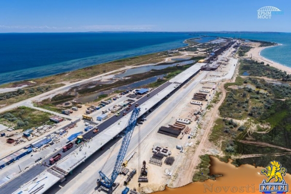 Строители начали укладывать первый асфальт на Крымском мосту (ФОТО, ВИДЕО) - «Спорт Крыма»