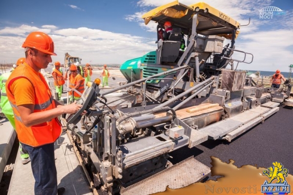 Строители начали укладывать первый асфальт на Крымском мосту (ФОТО, ВИДЕО) - «Спорт Крыма»