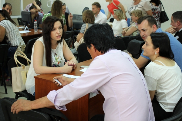 В территориальных подразделениях Госкомрегистра увеличили количество часов приёма граждан — Александр Спиридонов - «Госкомрегистр»