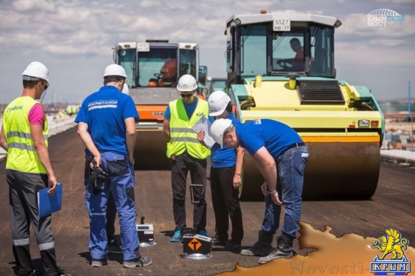 Строители начали укладывать первый асфальт на Крымском мосту (ФОТО, ВИДЕО) - «70 лет Победы»