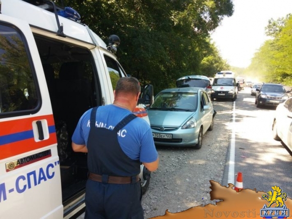 Спасатели задействовали специнструменты для извлечения пострадавшего в тройном ДТП (ФОТО) - «Возвращение в Россию»