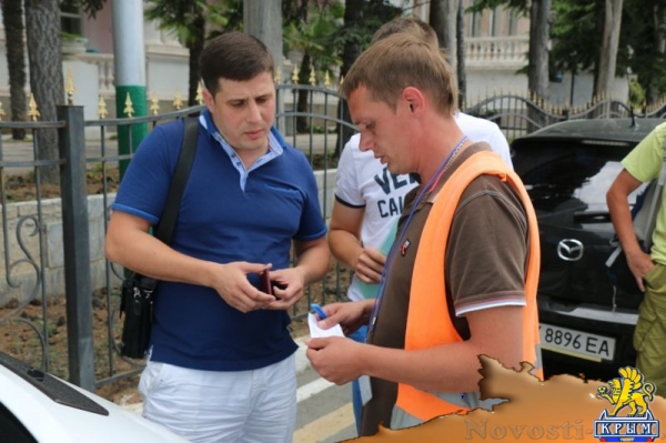 Владельцы трех парковок на набережной Алушты будут оштрафованы за отсутствие кассовых аппаратов (ФОТО) - «Общество Крыма» Владельцы трех парковок на набережной Алушты будут оштрафованы за отсутствие кассовых аппаратов (ФОТО) - «Общество Крыма»