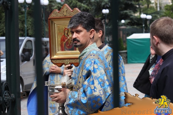 В Симферополе состоялся крестный ход с всекрымской святыней - иконой Божией Матери В«СкорбящаяВ» (ФОТО) - «Общество Крыма» В Симферополе состоялся крестный ход с всекрымской святыней - иконой Божией Матери В«СкорбящаяВ» (ФОТО) - «Общество Крыма»