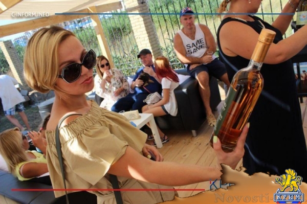 In vino veritas в Коктебеле: для гостей фестиваля приготовили 20 тысяч литров вина (ФОТО) - «Экономика Крыма»