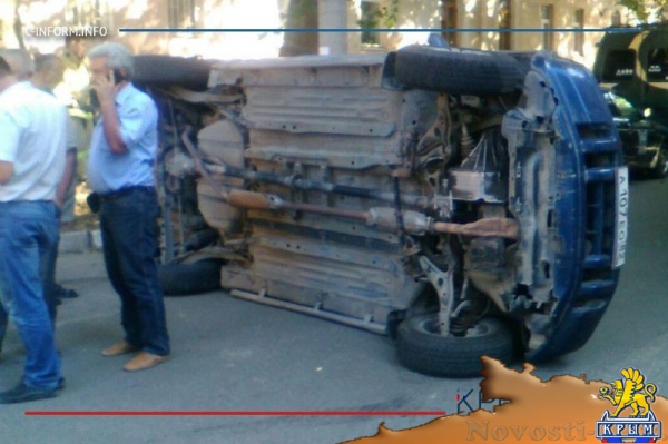 Авария с участием шести автомобилей произошла в историческом центре Симферополя (ФОТО, ВИДЕО) - «Экономика Крыма»