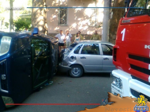 Авария с участием шести автомобилей произошла в историческом центре Симферополя (ФОТО, ВИДЕО) - «Экономика Крыма»