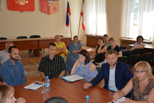 К заместителю председателя Госкомрегистра во время личного приёма в Бахчисарае обратилось за консультацией более 20 граждан - «Госкомрегистр»