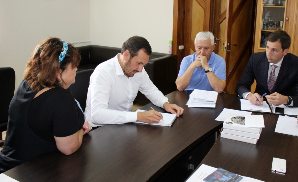 Для оптимизации деятельности центрального аппарата Госкомрегистра руководство комитета ходатайствует о выделении дополнительных помещений на ул. Крылова, 162 - «Госкомрегистр»