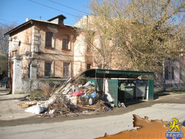 Жильцы дома в Симферополе просят убрать мусорные контейнеры, поставленные им под окна на время ремонта дороги (ФОТО) - «Общество Крыма» Жильцы дома в Симферополе просят убрать мусорные контейнеры, поставленные им под окна на время ремонта дороги (ФОТО) - «Общество Крыма»