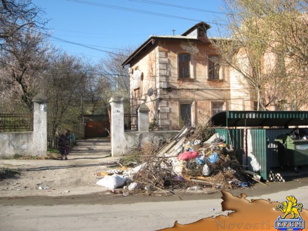 Жильцы дома в Симферополе просят убрать мусорные контейнеры, поставленные им под окна на время ремонта дороги (ФОТО) - «Общество Крыма» Жильцы дома в Симферополе просят убрать мусорные контейнеры, поставленные им под окна на время ремонта дороги (ФОТО) - «Общество Крыма»