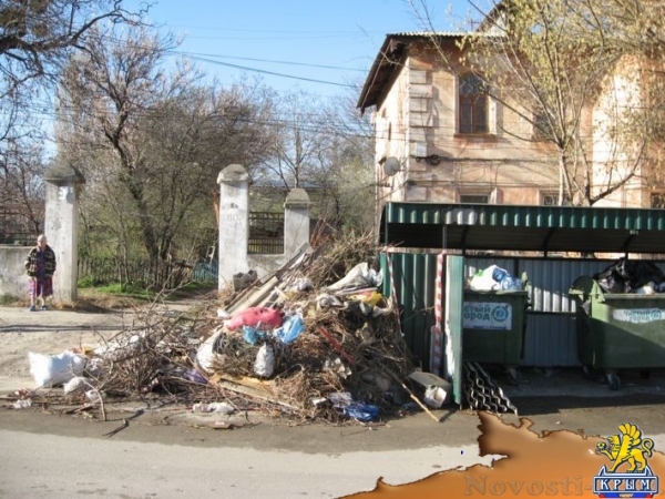 Жильцы дома в Симферополе просят убрать мусорные контейнеры, поставленные им под окна на время ремонта дороги (ФОТО) - «Общество Крыма» Жильцы дома в Симферополе просят убрать мусорные контейнеры, поставленные им под окна на время ремонта дороги (ФОТО) - «Общество Крыма»