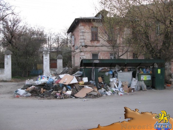 Жильцы дома в Симферополе просят убрать мусорные контейнеры, поставленные им под окна на время ремонта дороги (ФОТО) - «Общество Крыма» Жильцы дома в Симферополе просят убрать мусорные контейнеры, поставленные им под окна на время ремонта дороги (ФОТО) - «Общество Крыма»