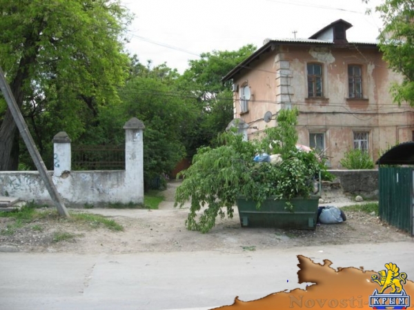 Жильцы дома в Симферополе просят убрать мусорные контейнеры, поставленные им под окна на время ремонта дороги (ФОТО) - «Общество Крыма» Жильцы дома в Симферополе просят убрать мусорные контейнеры, поставленные им под окна на время ремонта дороги (ФОТО) - «Общество Крыма»