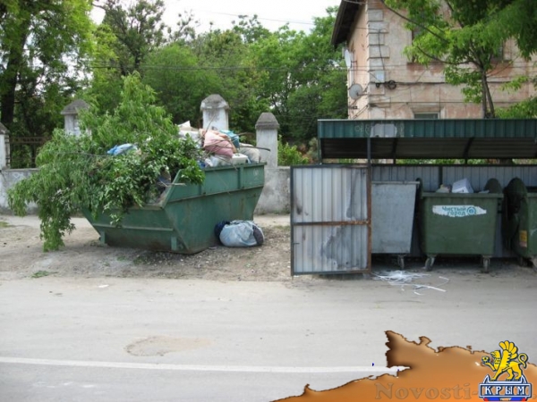 Жильцы дома в Симферополе просят убрать мусорные контейнеры, поставленные им под окна на время ремонта дороги (ФОТО) - «Общество Крыма» Жильцы дома в Симферополе просят убрать мусорные контейнеры, поставленные им под окна на время ремонта дороги (ФОТО) - «Общество Крыма»
