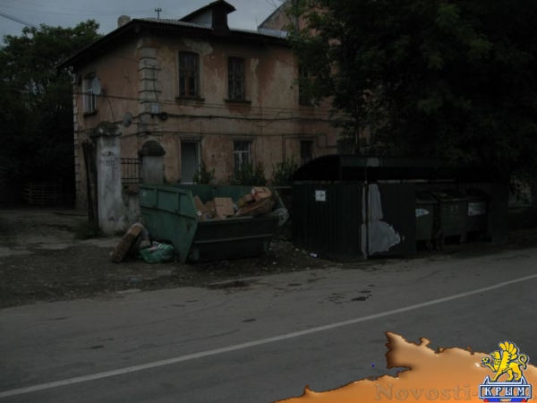 Жильцы дома в Симферополе просят убрать мусорные контейнеры, поставленные им под окна на время ремонта дороги (ФОТО) - «Общество Крыма» Жильцы дома в Симферополе просят убрать мусорные контейнеры, поставленные им под окна на время ремонта дороги (ФОТО) - «Общество Крыма»