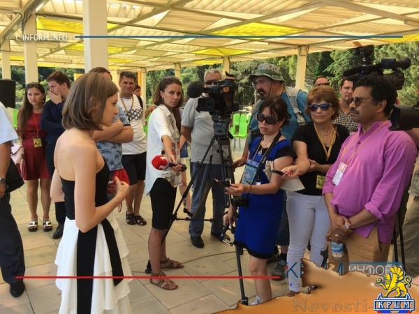 Поклонскую в «Артеке» познакомили с иностранными журналистами и накормили фирменным пломбиром (ВИДЕО) - «Политика Крыма»