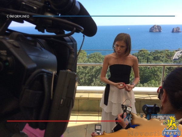 Поклонскую в «Артеке» познакомили с иностранными журналистами и накормили фирменным пломбиром (ВИДЕО) - «Политика Крыма»