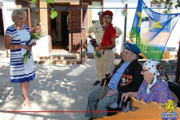 Празднование Дня ВДВ в Алуштинском регионе началось с чествования старейшего в Крыму десантника (ФОТО) - «Общество Крыма»
