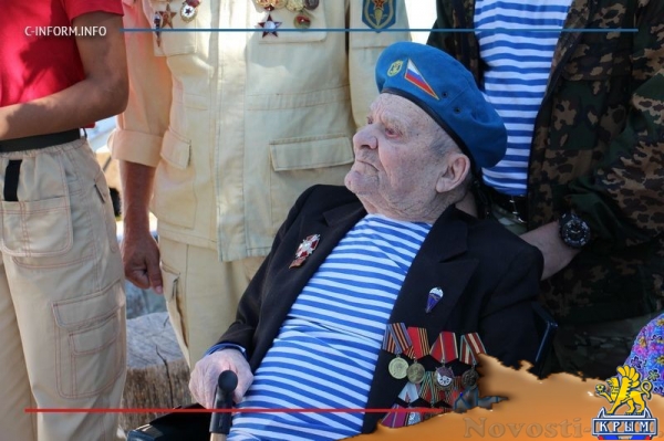 Празднование Дня ВДВ в Алуштинском регионе началось с чествования старейшего в Крыму десантника (ФОТО) - «Общество Крыма»