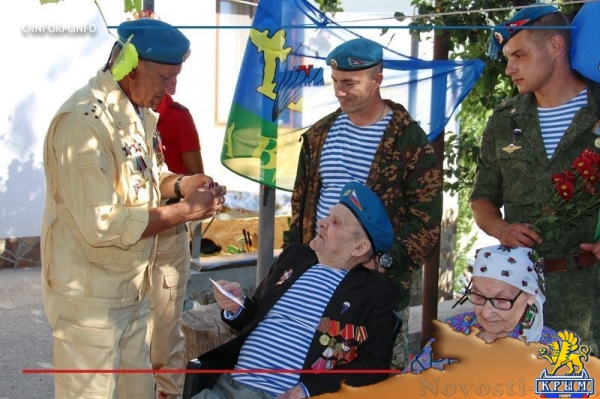 Празднование Дня ВДВ в Алуштинском регионе началось с чествования старейшего в Крыму десантника (ФОТО) - «Общество Крыма»