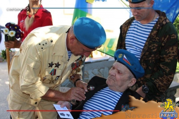 Празднование Дня ВДВ в Алуштинском регионе началось с чествования старейшего в Крыму десантника (ФОТО) - «Общество Крыма»