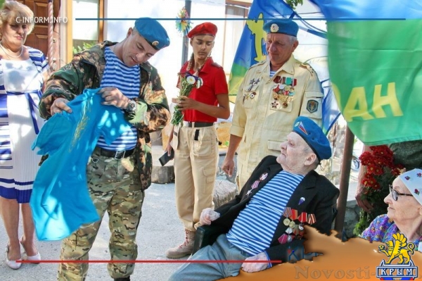 Празднование Дня ВДВ в Алуштинском регионе началось с чествования старейшего в Крыму десантника (ФОТО) - «Общество Крыма»