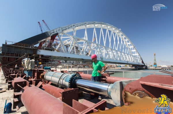 Строители готовят железнодорожную арку Крымского моста к погрузке на плавсистему (ФОТО) - «Экономика Крыма»