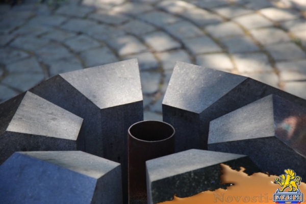 Керченские десантники возложили цветы на поломанный памятник - «Керчь»