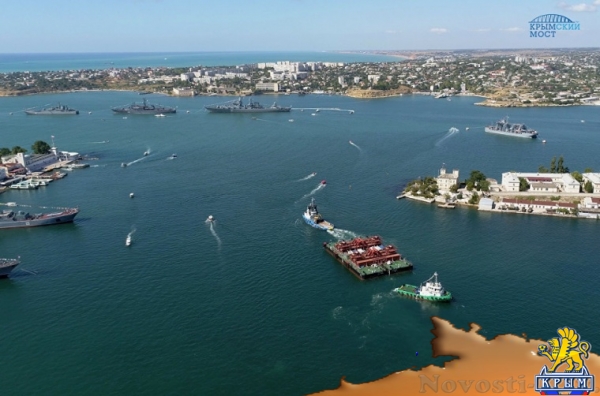 На мост в Крым доставили первую плавучую опору - «Керчь»