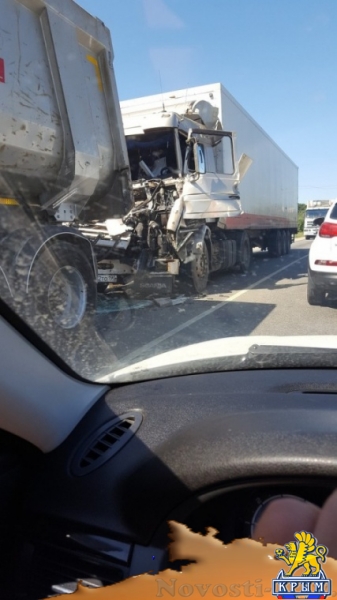 На Керченской трассе одна фура въехала в другую - «Керчь» На Керченской трассе одна фура въехала в другую - «Керчь»