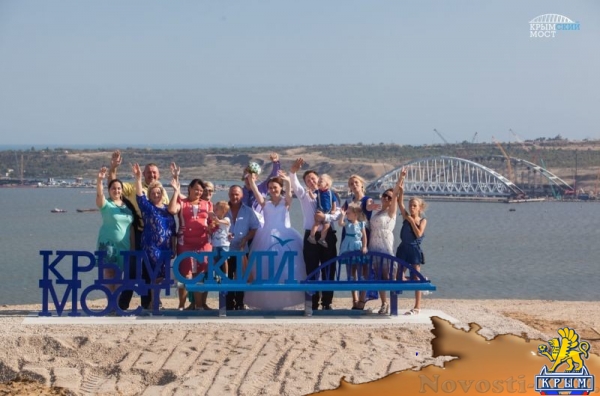 Крымский мост подарил керчанам скамейку на горе Митридат (ФОТО, ВИДЕО) - «Общество Крыма»